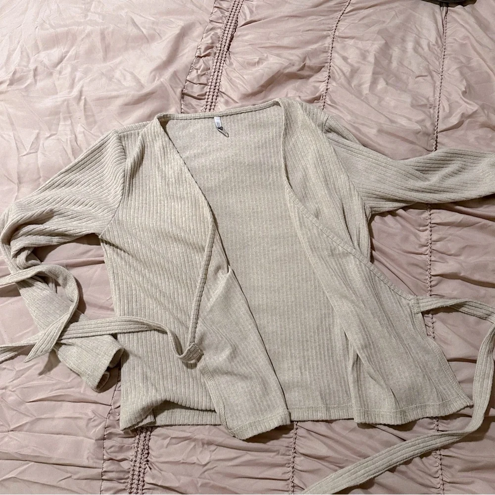 Women’s Crossover Tie Front Long Sleeve Ribbed Knit Top - Picture 5 of 8